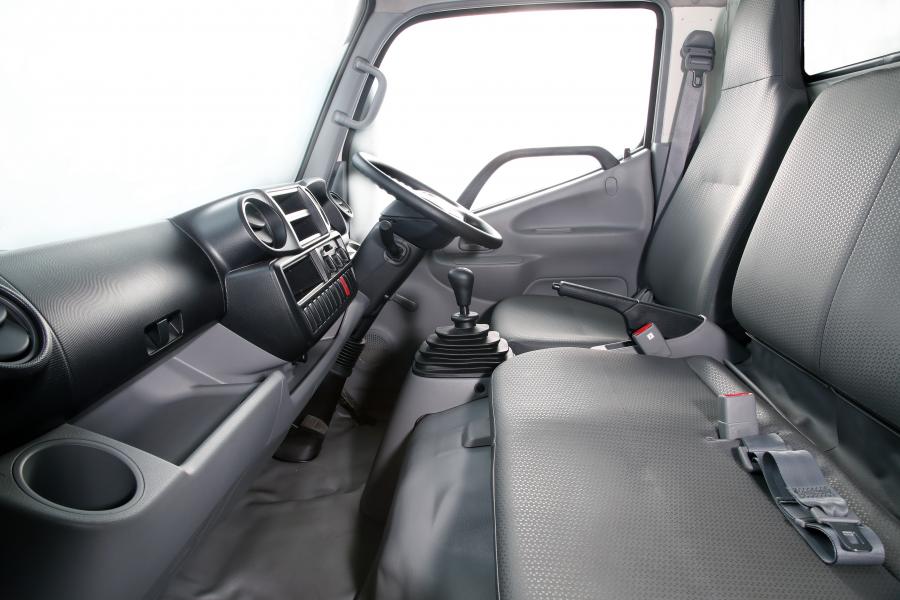 Интерьер Toyota Dyna Chassis Cab 2017 года  (ZA) (фото 3 из 6)